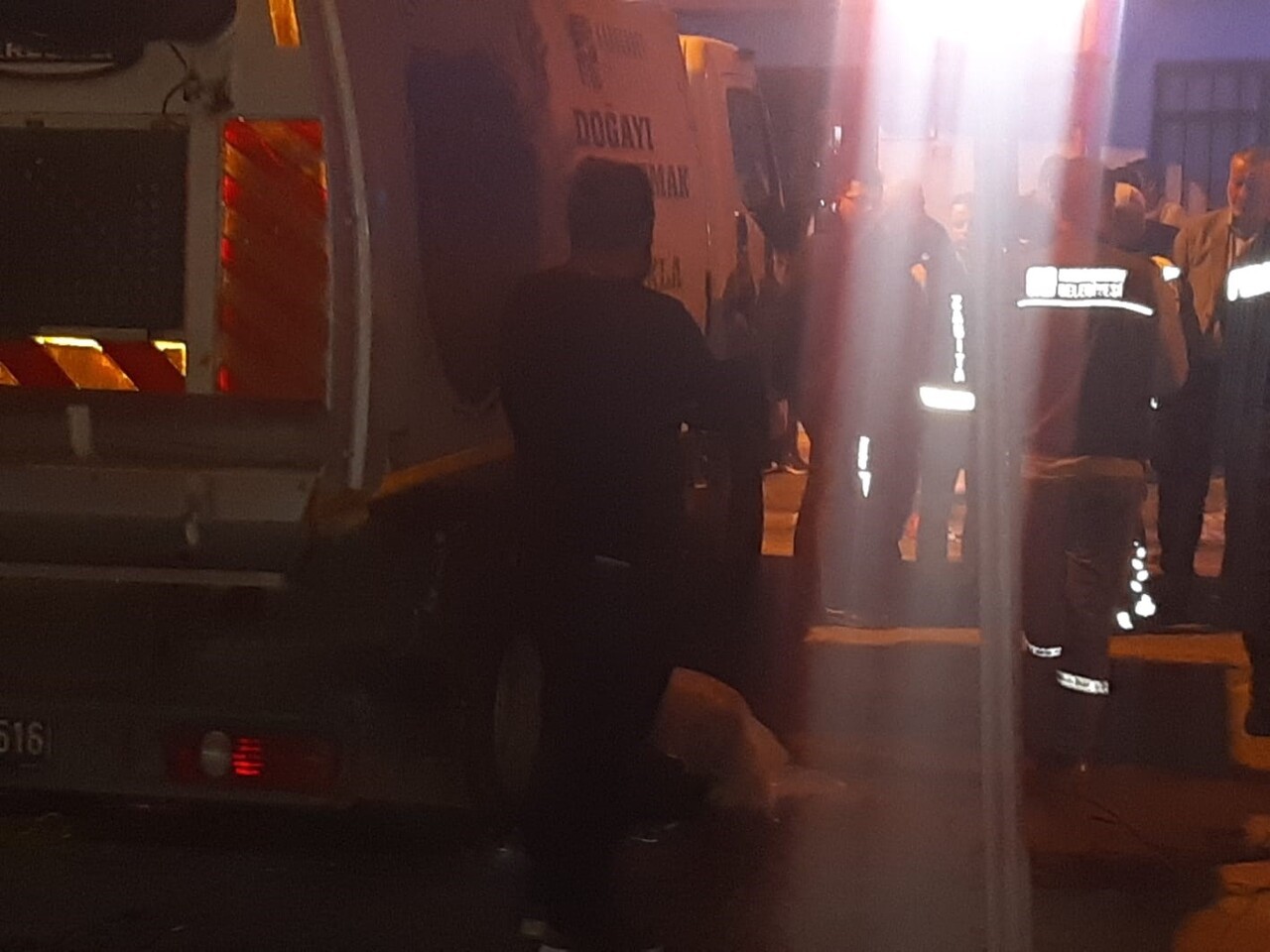 BURSA'NIN KARACABEY İLÇESİNDE, PAZAR YERİNDE ÇÖP KAMYONUNUN GERİ GERİ GELMESİ SONUCU BİR VATANDAŞ...