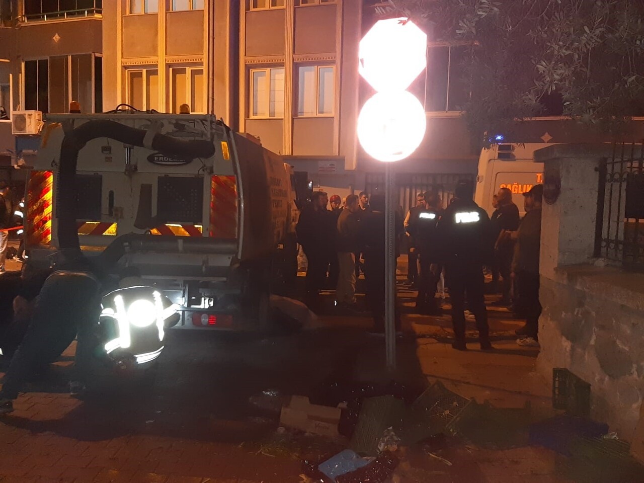 BURSA'NIN KARACABEY İLÇESİNDE, PAZAR YERİNDE ÇÖP KAMYONUNUN GERİ GERİ GELMESİ SONUCU BİR VATANDAŞ...