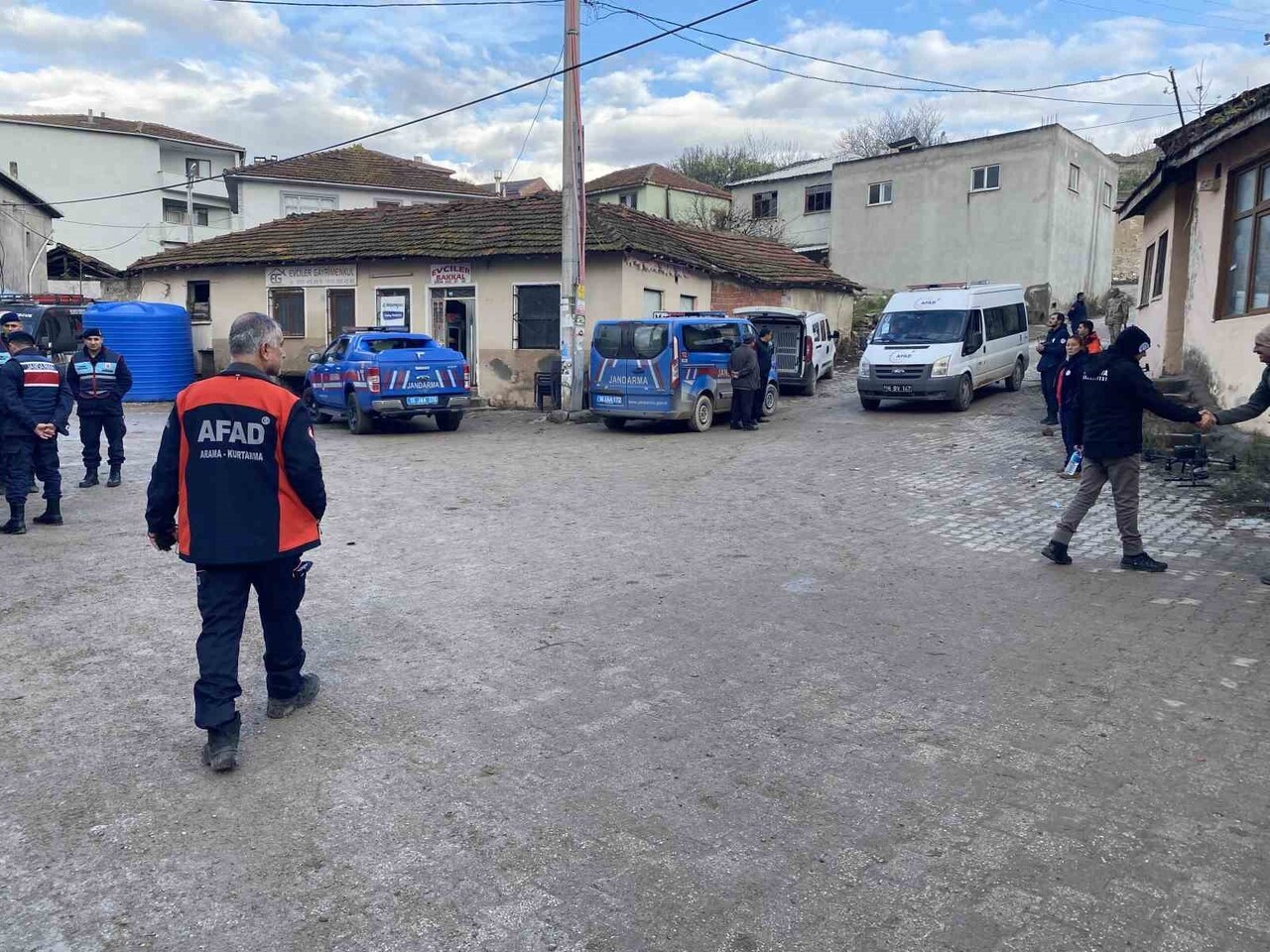 BURSA'NIN MUDANYA İLÇESİ EVCİLER MAHALLESİ'NDE KAYBOLAN 80 YAŞINDAKİ ALZAYMIR HASTASINI ARAMA...