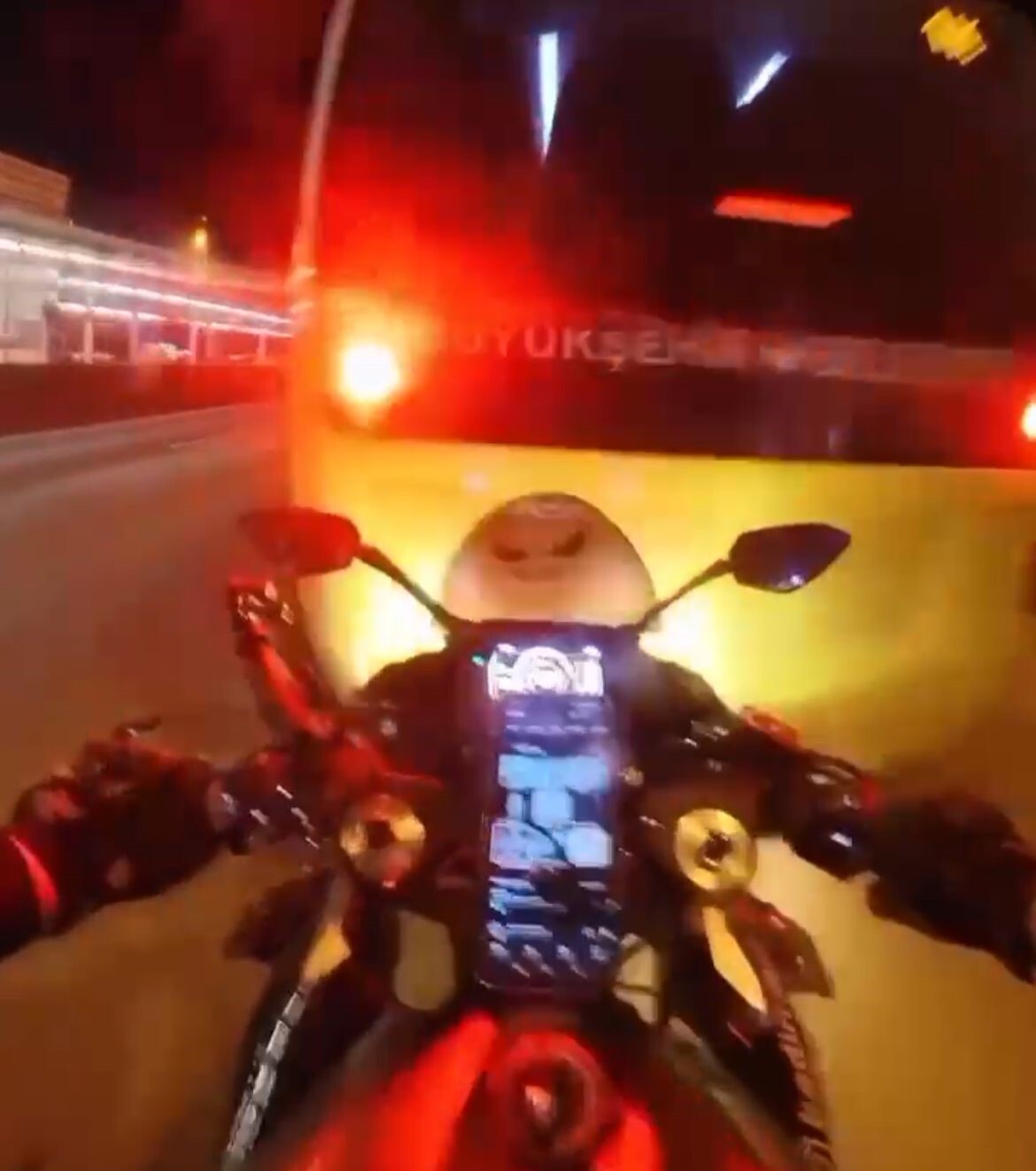 BURSA'NIN YILDIRIM İLÇESİNDE BİR MOTOSİKLET, TRAFİKTE DURAN BELEDİYE OTOBÜSÜNE ÇARPTI.