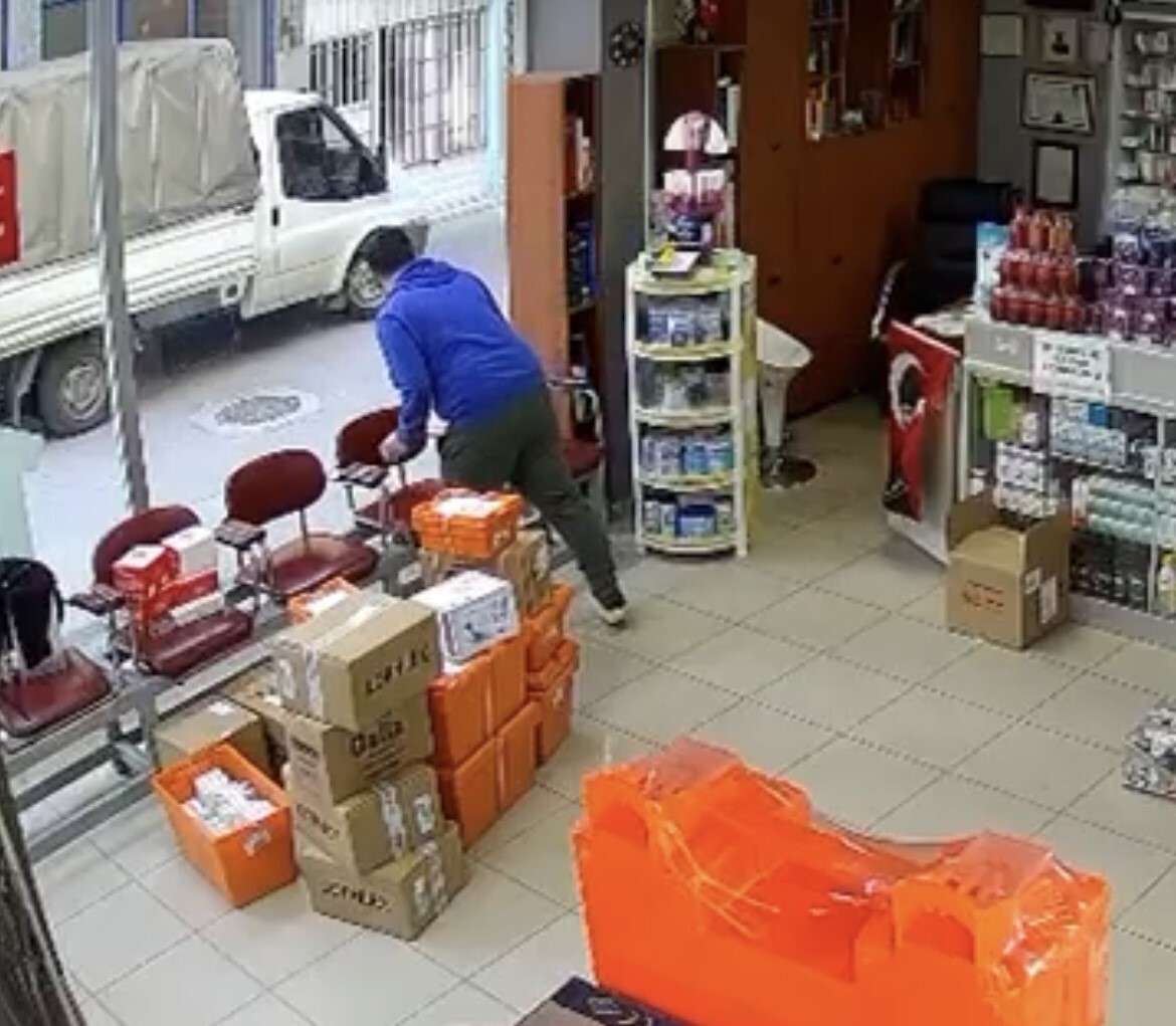 BURSA'NIN YILDIRIM İLÇESİNDE ECZANE ÇALIŞANI GENÇ KADIN, HAVA ALMAK İÇİN DIŞARI ÇIKTIĞI SIRADA...