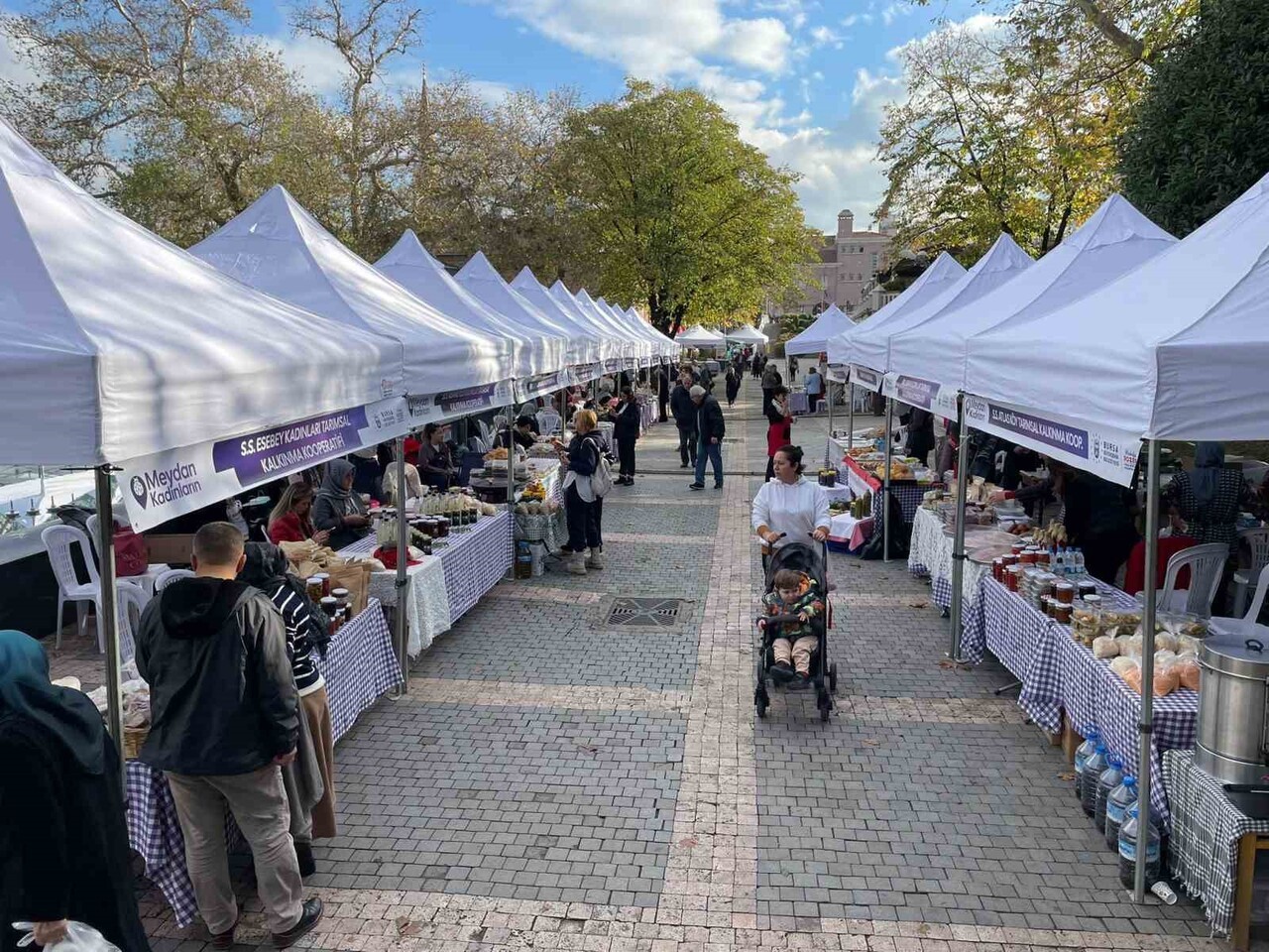 BURSA BÜYÜKŞEHİR BELEDİYESİ’NİN ‘MEYDAN KADINLARIN’ SLOGANIYLA YÜRÜTTÜĞÜ DAYANIŞMA PAZARI BİR KEZ...