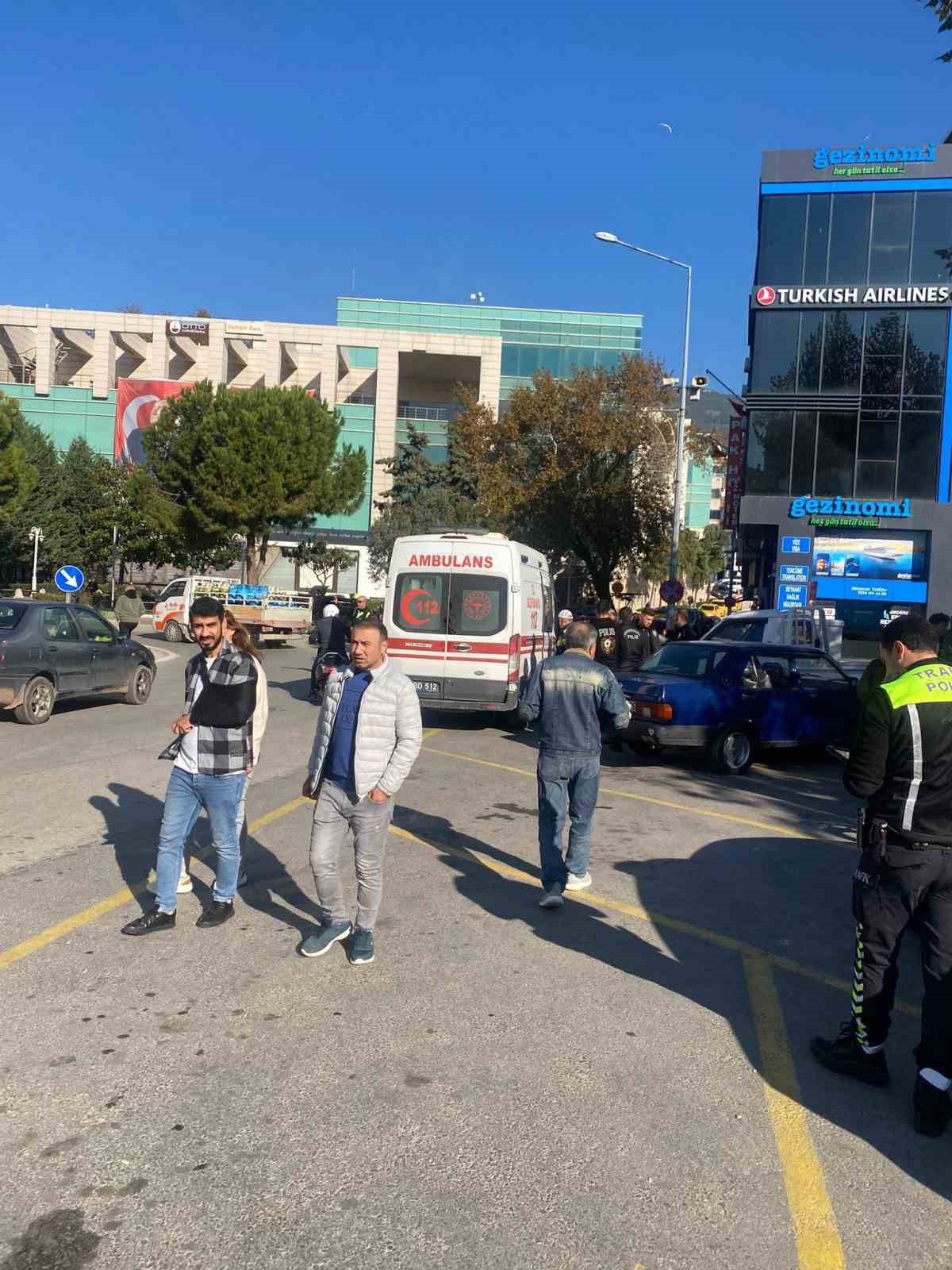 BURSA’DA MEYDANA GELEN KAZADA OTOMOBİL SÜRÜCÜSÜ KAMYONETE ÇARPTI.