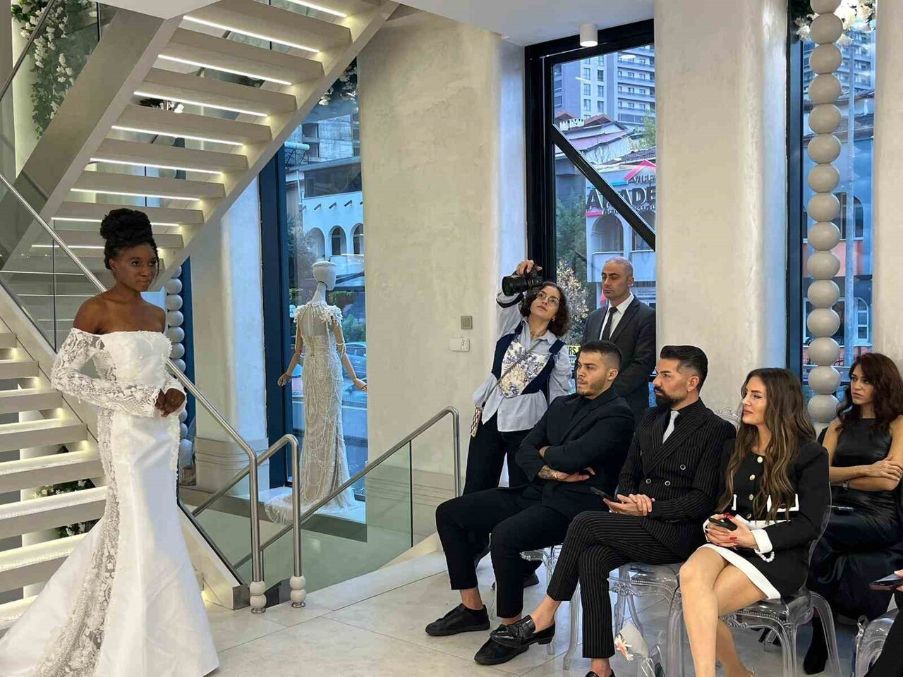 BURSA’DA MUHTEŞEM GELİNLİK DEFİLESİ: 26 KOLEKSİYON 15 MANKENLE PODYUMA TAŞTI