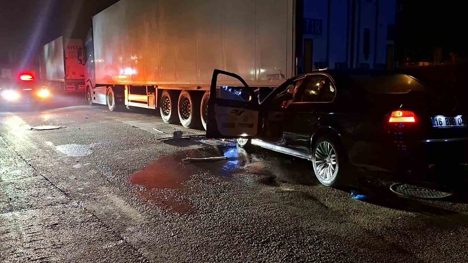 BURSA’DA OTOMOBİL PARK HALİNDEKİ TIRA ARKADAN ÇARPTI: 1 AĞIR YARALI