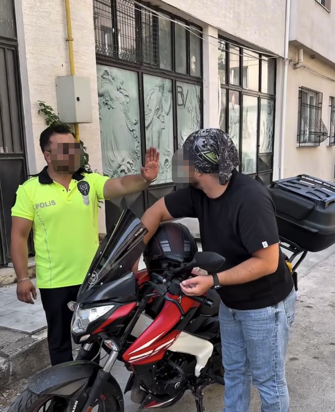 BURSA’DA SOSYAL MEDYA İÇİN KURGU VİDEO ÇEKEN 2 KİŞİ, RESMİ POLİS KIYAFETİ KULLANMALARI ÜZERİNE...