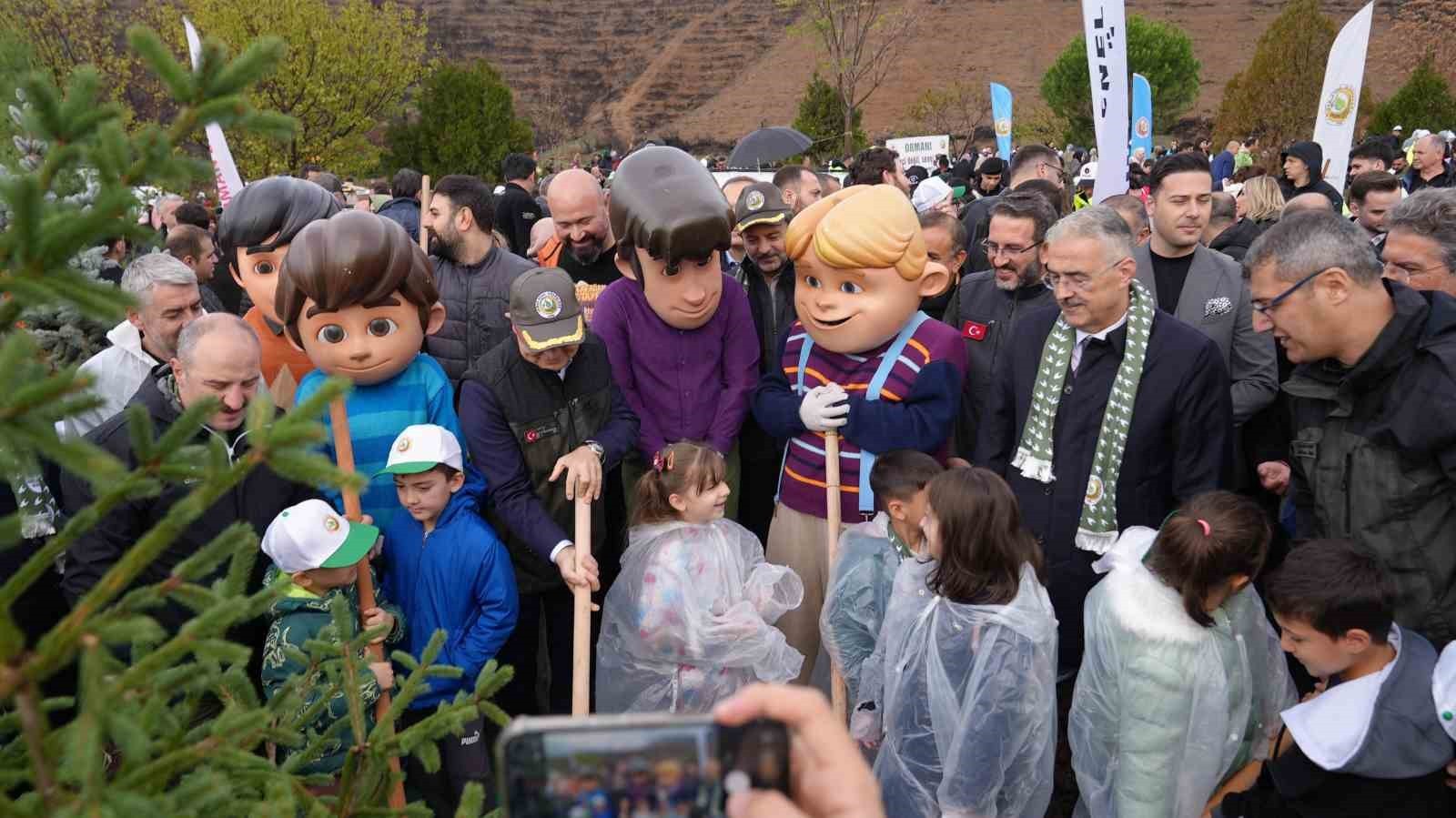 BURSA (İHA) - BURSA'NIN GÜRSU İLÇESİNDE TEMMUZ AYINDA KÜLE DÖNEN ORMANDA YÜZLERCE KİŞİNİN...