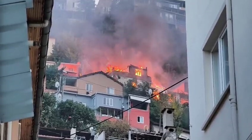 BURSA’NIN  2 KATLI EVDE ÇIKAN VE BİTİŞİK BİNAYA SIÇRAYAN YANGIN PANİĞE YOL AÇTI. ALEVLER DRONLA...