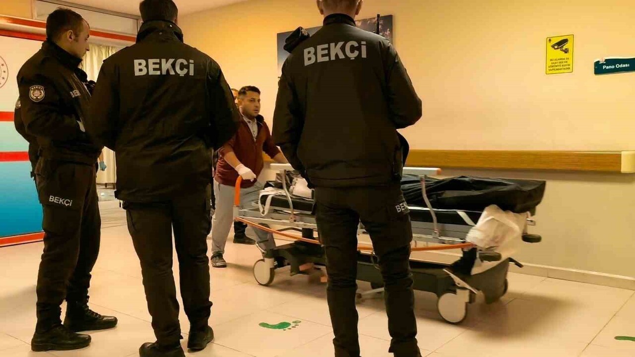 BURSA’NIN İNEGÖL İLÇESİNDE GECE SAATLERİNDE MEYDANA GELEN SİLAHLI SALDIRIDA AĞIR YARALANAN GENÇ...