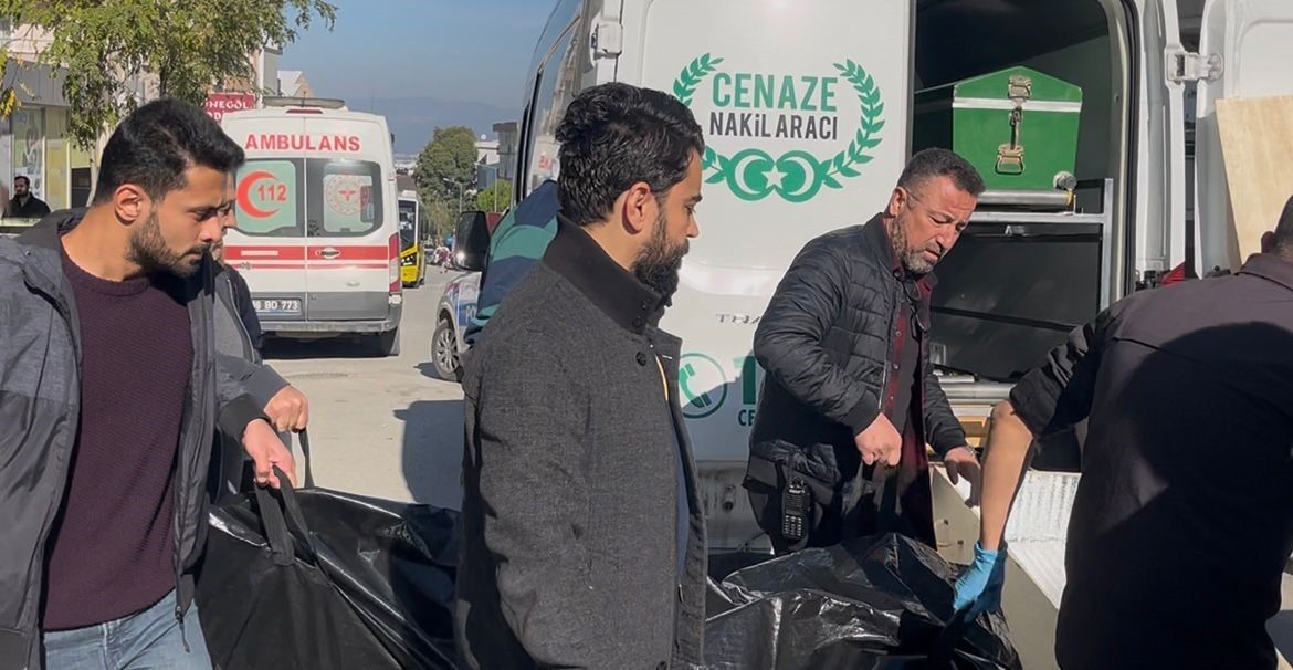 BURSA’NIN NİLÜFER İLÇESİNDE 1 KİŞİ, TAKİP ETTİĞİ ESKİ SEVGİLİSİNİ KAFEDE SİLAHLA VURUP ÖLDÜRDÜ...