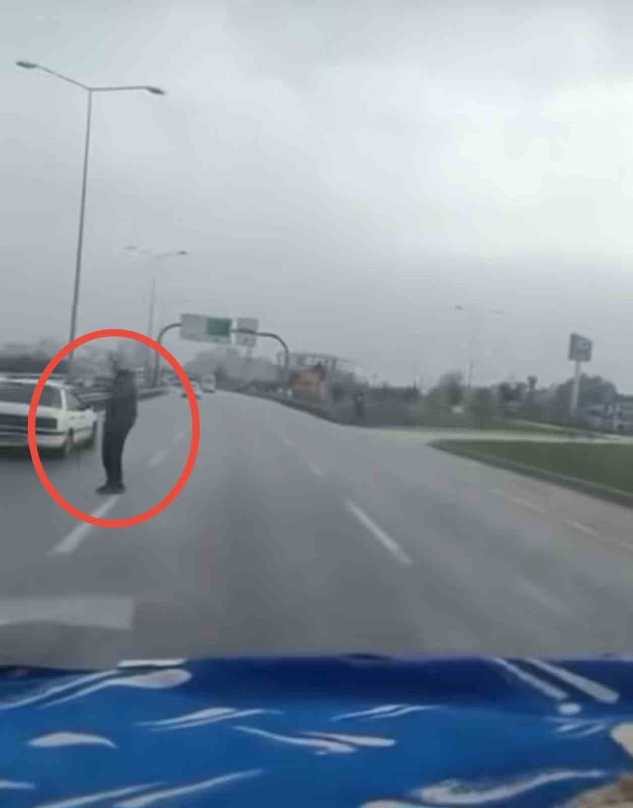 BURSA YAKIN ÇEVRE YOLU ÜZERİNDE ARAÇLARIN ARASINDAN YOLUN KARŞISINA GEÇMEYE ÇALIŞAN KİŞİ ÖLÜME...