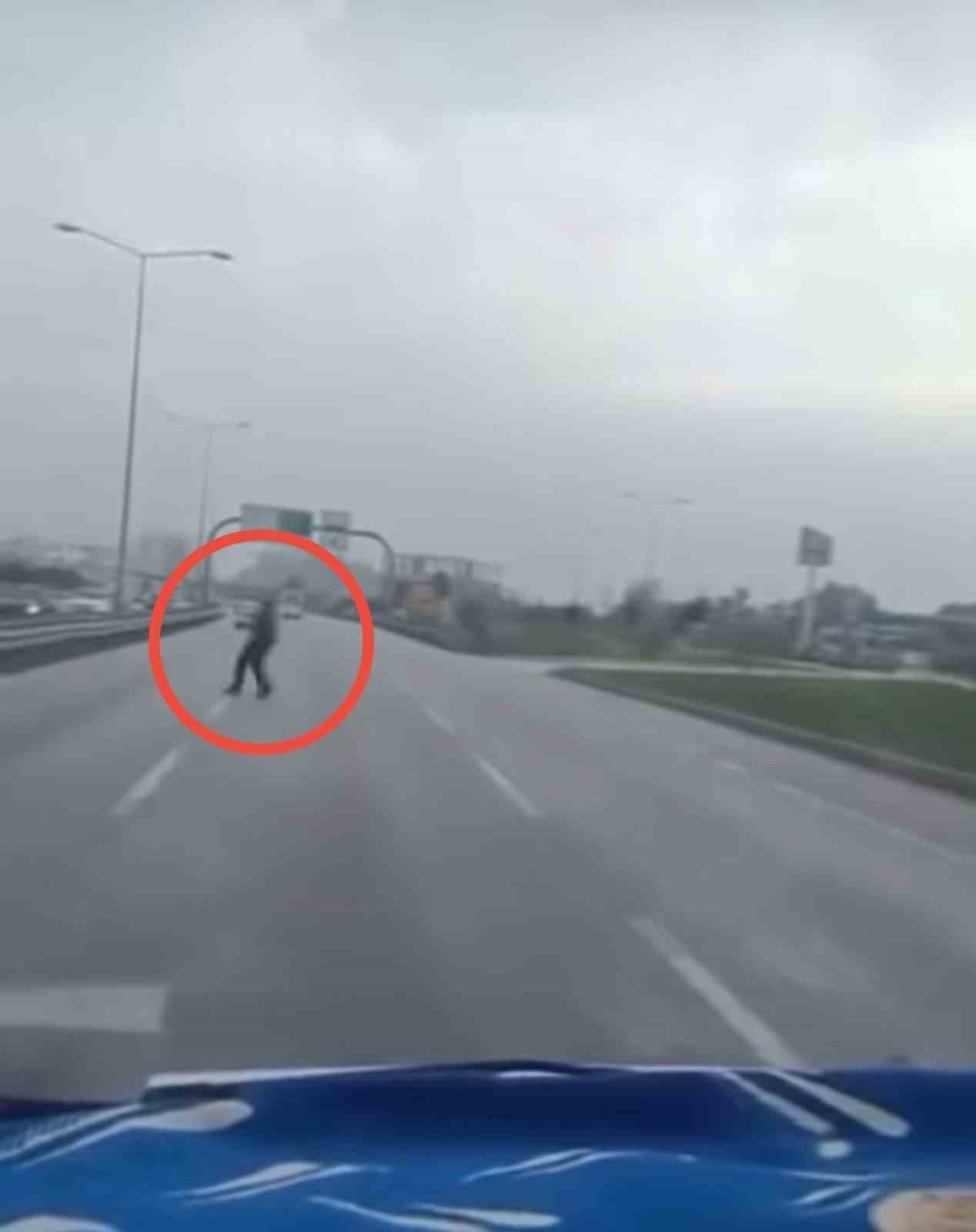 BURSA YAKIN ÇEVRE YOLU ÜZERİNDE ARAÇLARIN ARASINDAN YOLUN KARŞISINA GEÇMEYE ÇALIŞAN KİŞİ ÖLÜME...