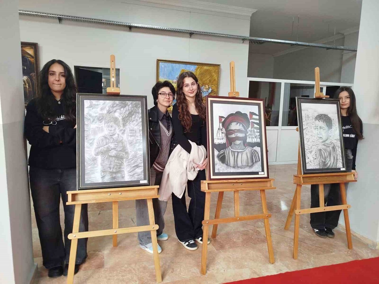 BURSA ZEKİ MÜREN GÜZEL SANATLAR LİSESİ ÖĞRENCİLERİNİN HAZIRLADIĞI SERGİ, GAZZE'DEKİ  SAVAŞ MAĞDURU...