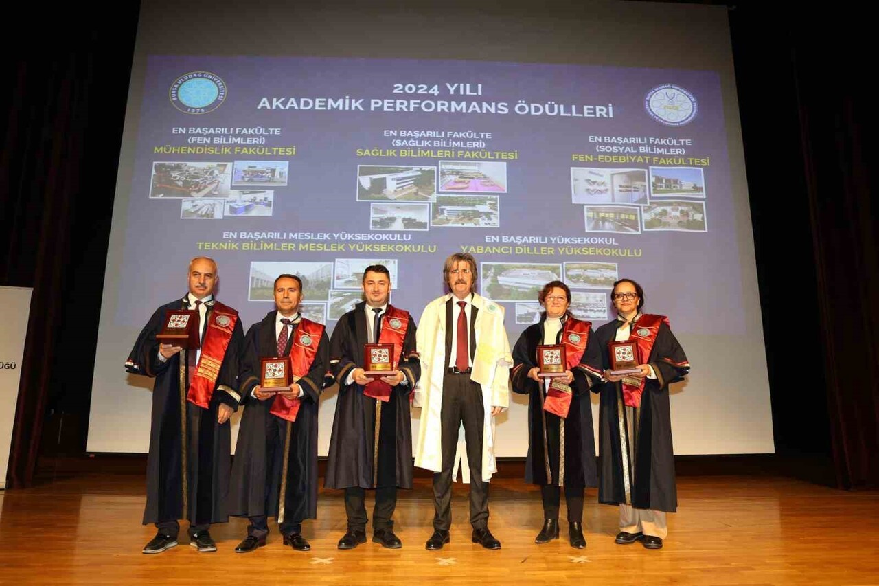 BUÜ, "AKADEMİK PERFORMANS ÖDÜL TÖRENİ" İLE 2024 YILININ EN İYİLERİNİ AÇIKLADI.