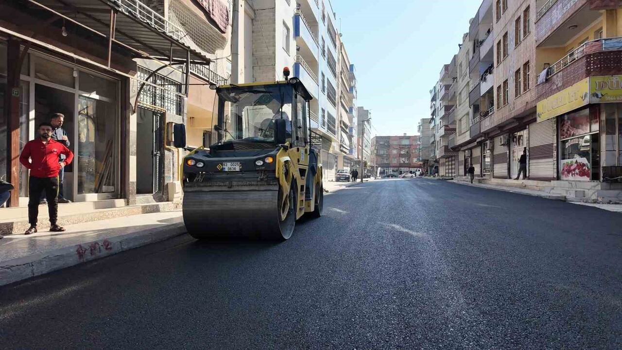 BÜYÜKŞEHİR BELEDİYESİ’NDEN KIŞ ÖNCESİ ASFALT SERİMİ MESAİSİ