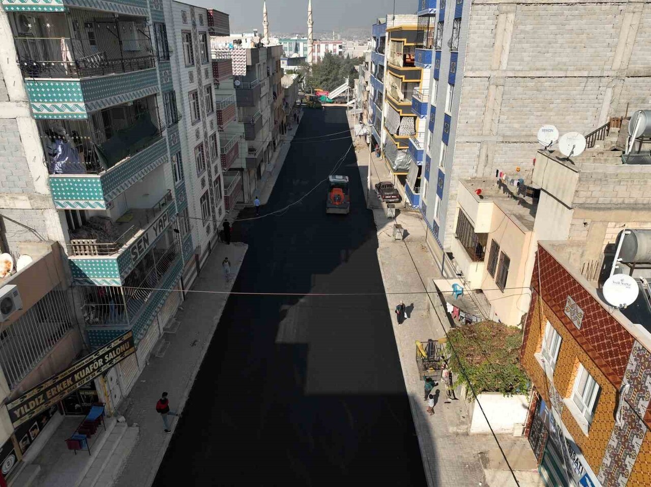 BÜYÜKŞEHİR BELEDİYESİ’NDEN KIŞ ÖNCESİ ASFALT SERİMİ MESAİSİ