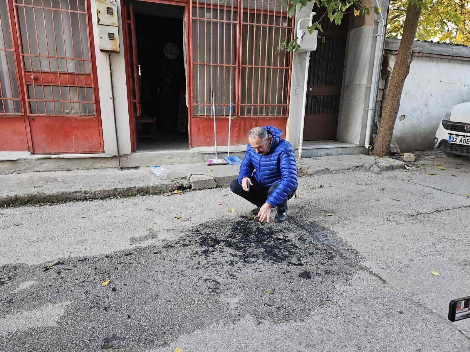 CADDE ÜZERİNDEKİ ATEŞİ FARK EDEN ÇEVRE SAKİNLERİ, YANLARINA ALDIKLARI SU BİDONLARIYLA ALEVLERE...