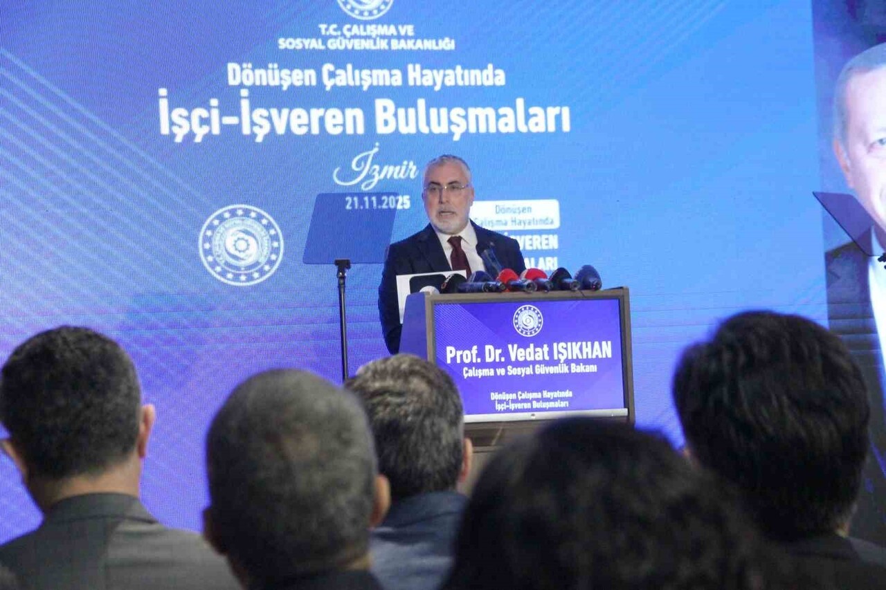 ÇALIŞMA VE SOSYAL GÜVENLİK BAKANI VEDAT IŞIKHAN, İZMİR'DE DÜZENLENEN 'DÖNÜŞEN ÇALIŞMA HAYATINDA...