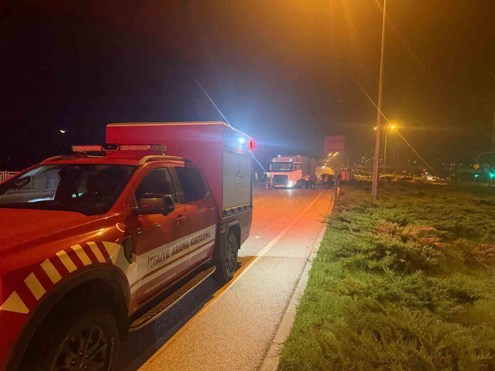 ÇANAKKALE'DE TIR İLE TRAKTÖR ÇARPIŞTI, TRAKTÖRDE BULUNAN KARI KOCA HAYATINI KAYBETTİ.