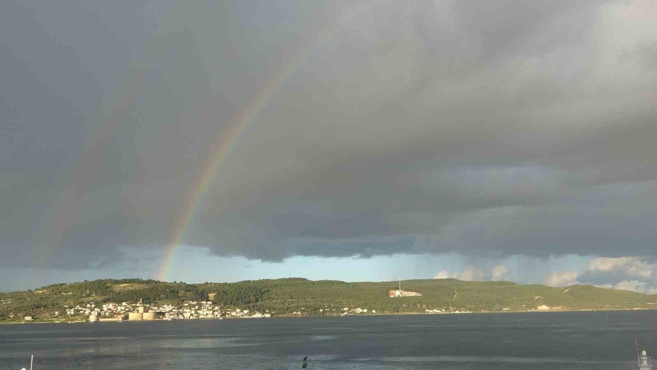 ÇANAKKALE BOĞAZI’NDA GÜNÜN İLK IŞIKLARIYLA ORTAYA ÇIKAN ÇİFTE GÖKKUŞAĞI İZLEYENLERİ...