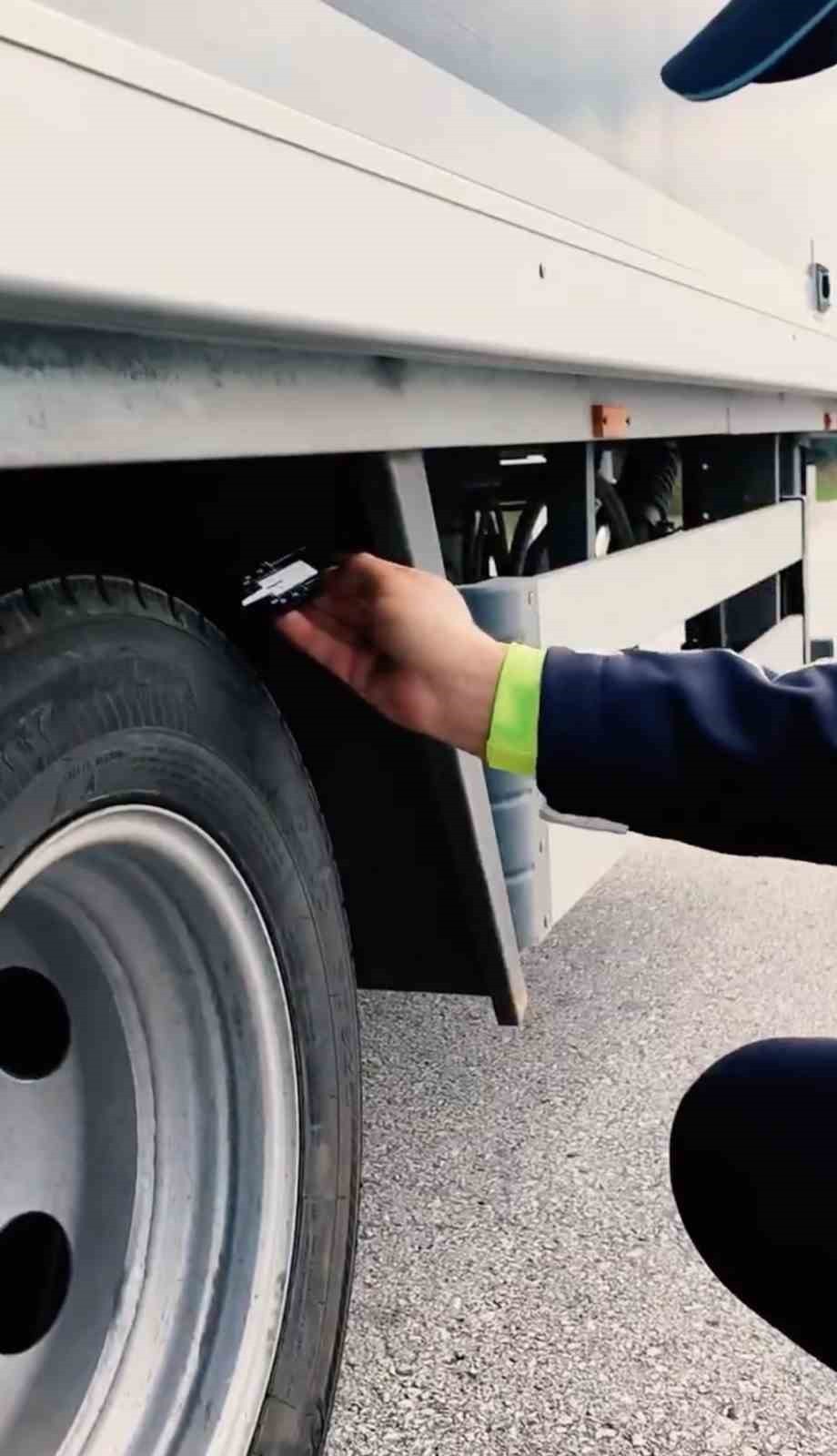 ÇANAKKALE’DE KIŞ LASTİĞİ TAKMA ZORUNLULUĞU BAŞLAMASIYLA EMNİYET EKİPLERİ DENETLEMELERE...