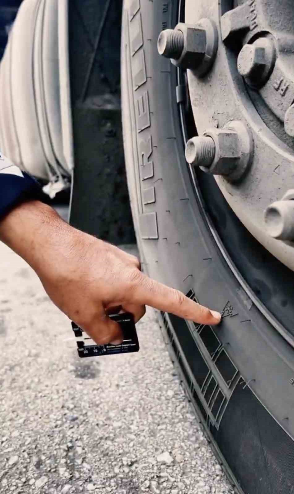 ÇANAKKALE’DE KIŞ LASTİĞİ TAKMA ZORUNLULUĞU BAŞLAMASIYLA EMNİYET EKİPLERİ DENETLEMELERE...