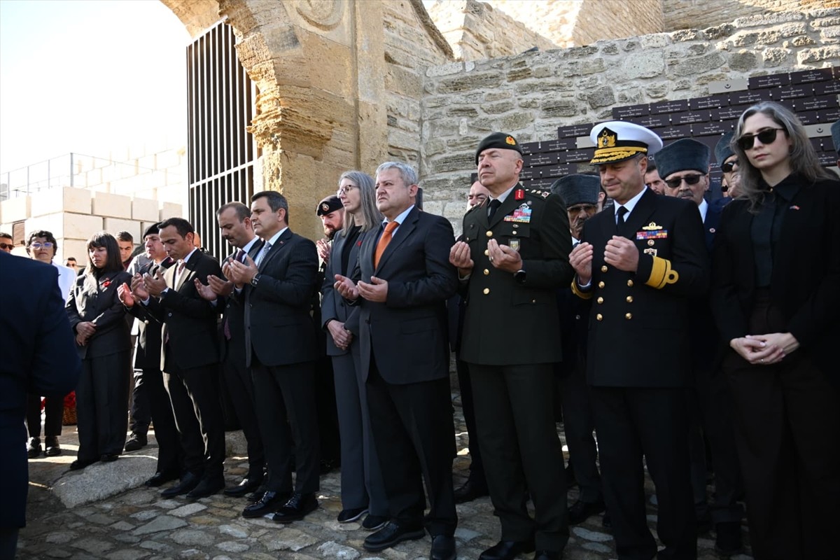 Çanakkale Deniz Savaşı'ndan önce 3 Kasım 1914'te Çanakkale Boğazı girişine gelen İngiliz ve...