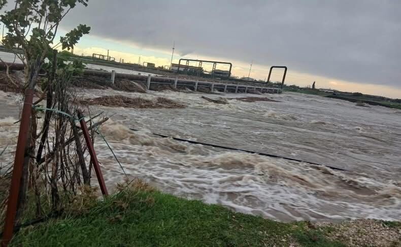 ÇANAKKALE’NİN AYVACIK İLÇESİNDE ETKİLİ OLAN ŞİDDETLİ SAĞANAK YAĞIŞLAR SEBEBİYLE TUZLA ÇAYI TAŞTI....