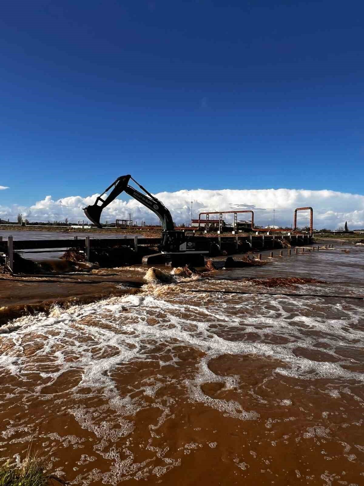 ÇANAKKALE’NİN AYVACIK İLÇESİNDE ETKİLİ OLAN ŞİDDETLİ SAĞANAK YAĞIŞLAR SEBEBİYLE TUZLA ÇAYI TAŞTI....