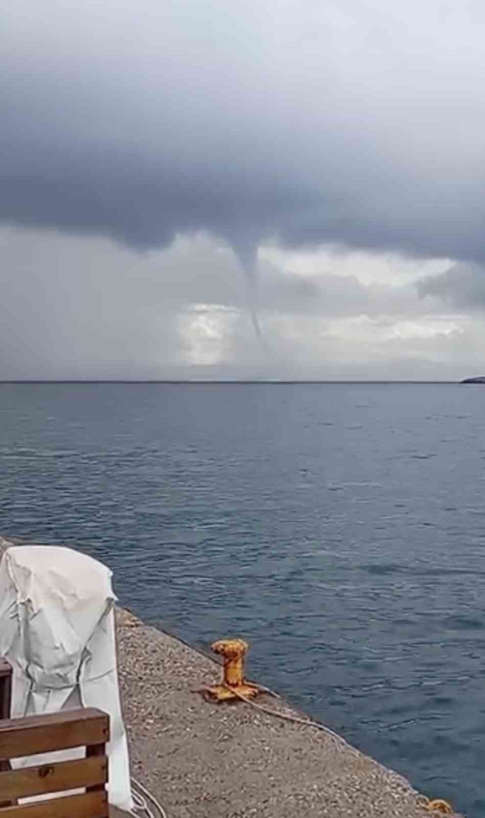 ÇANAKKALE’NİN BOZCAADA AÇIKLARINDA DENİZDE HORTUM OLUŞTU. DENİZDE OLUŞAN HORTUM CEP TELEFONU...