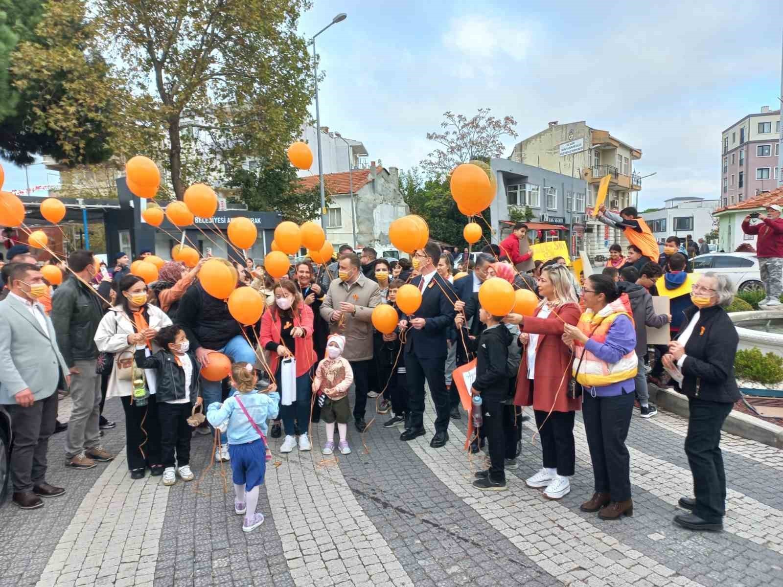 ÇANAKKALE’NİN EZİNE İLÇESİNDE LÖSEMİLİ ÇOCUKLAR HAFTASI DOLAYASIYLA YÜRÜYÜŞ...