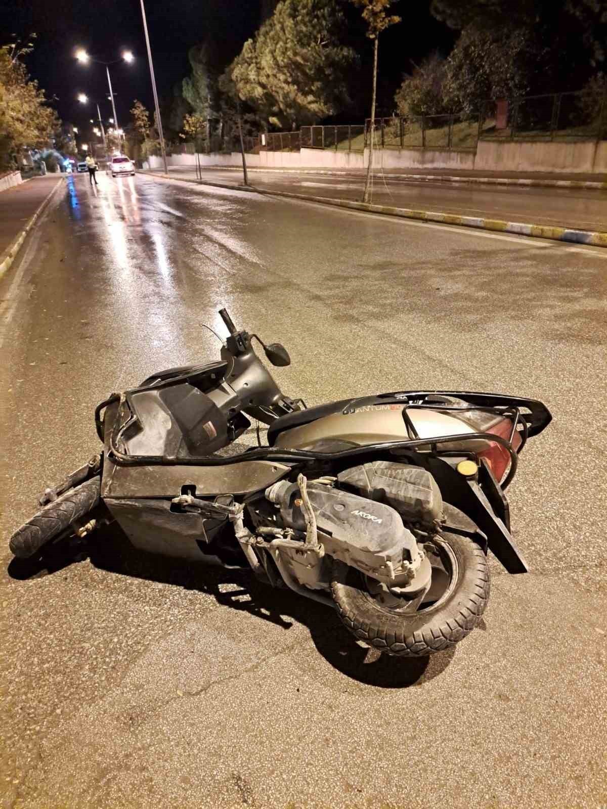 ÇANAKKALE’NİN GELİBOLU İLÇESİNDE YAĞMUR NEDENİYLE KAYGANLAŞAN YOLDA DİREKSİYON HAKİMİYETİNİ...