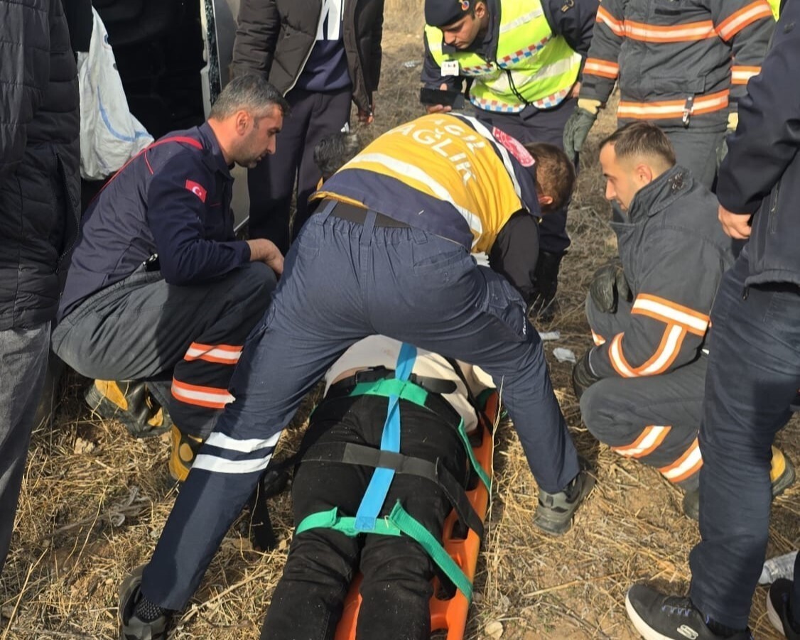 ÇANKIRI’DA KONTROLDEN ÇIKAN OTOMOBİLİN TARLAYA UÇMASI SONUCU 1 KİŞİ YARALANDI.