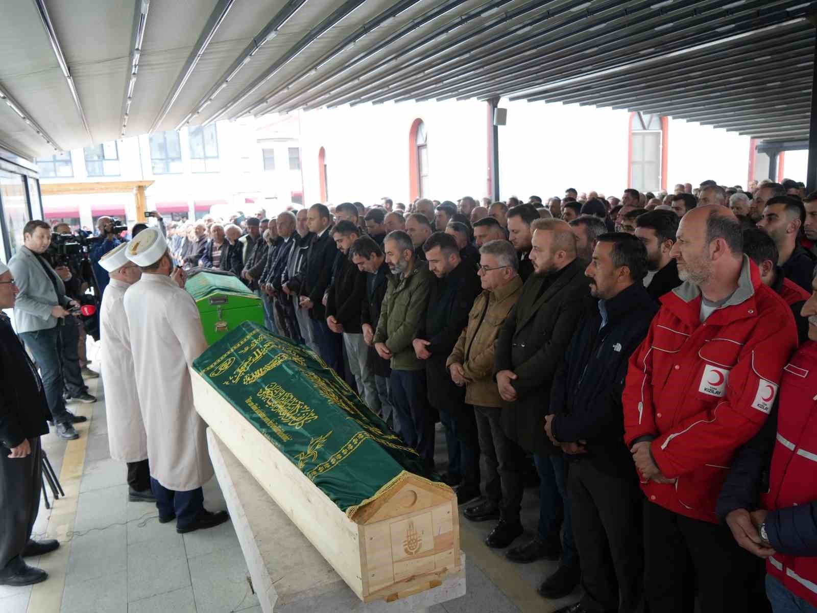 CANSIZ BEDENLERİNE ULAŞILAN ANNE İLE OĞLU İÇİN CENAZE NAMAZI KILINDI