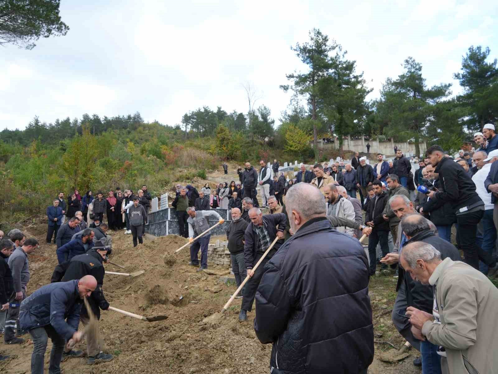 CANSIZ BEDENLERİNE ULAŞILAN ANNE İLE OĞLU, İLÇEDE KILINAN CENAZE NAMAZLARININ ARDINDAN AİLE...