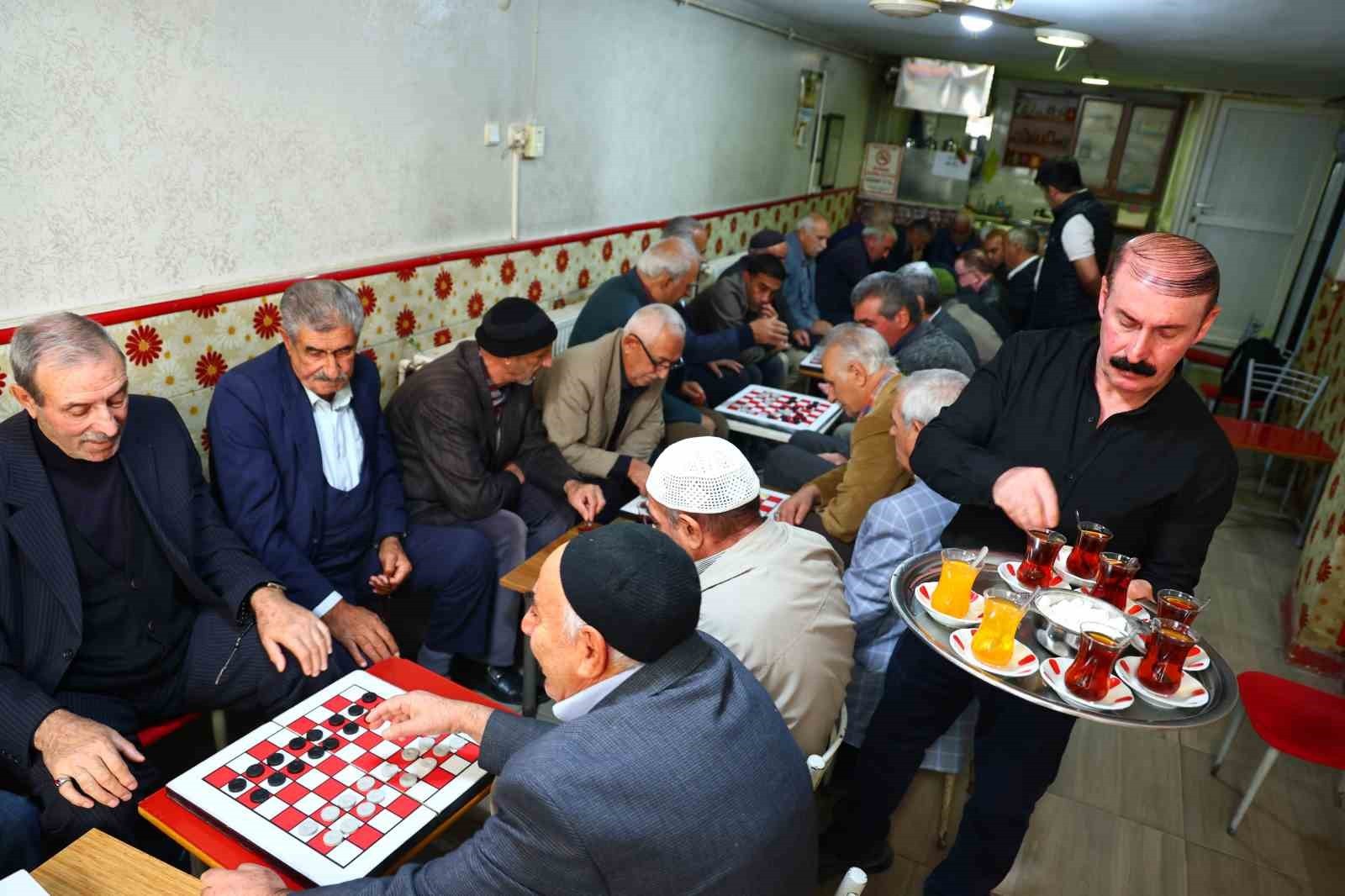 ÇAY OCAĞI SAHİBİ İLHAN SONAY, "BURASI, DAMA OYNAYANLARIN YERİ. YILLARDAN BERİ GELİP BURADA...