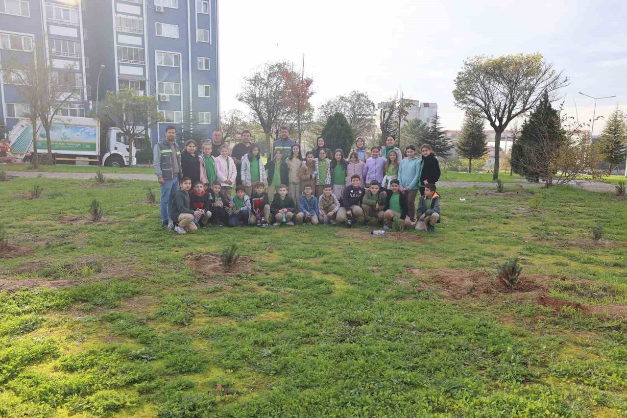 ÇAYIROVA'DA DÜZENLENEN FİDAN DİKİMİ ETKİNLİĞİNDE ÖĞRENCİLER, DOĞAYI KORUMA BİLİNCİNİ...