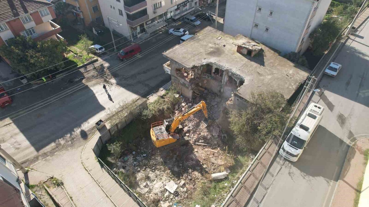 ÇAYIROVA İLÇESİNDE BULUNAN ÖZGÜRLÜK MAHALLESİ'NDEKİ METRUK BİNANIN YIKIMI...