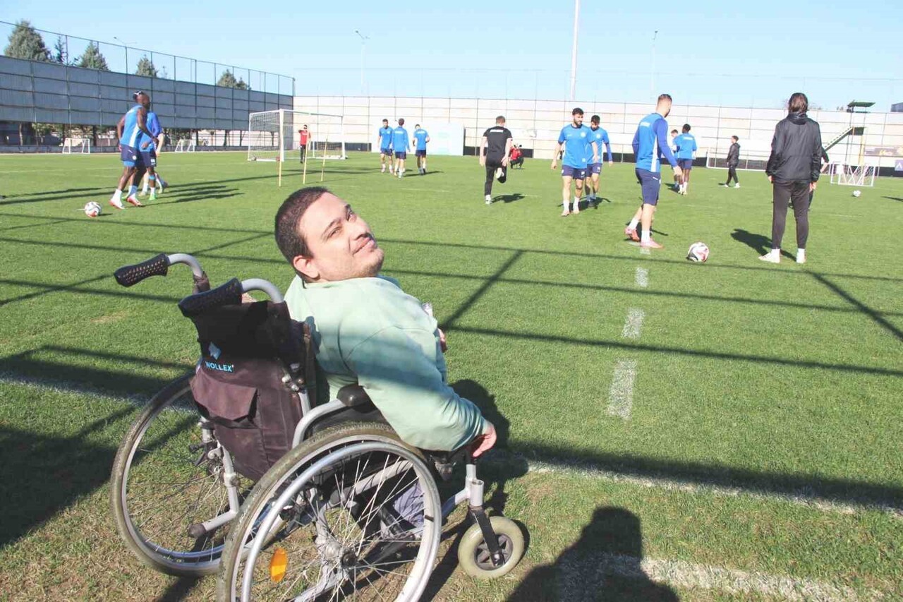 ÇAYKUR RİZESPOR'UN GENÇ TARAFTARI CENGİZ KÖSE, İKİ YIL ÖNCE ANNE VE BABASININ DESTEĞİYLE ÇIKTIĞI...