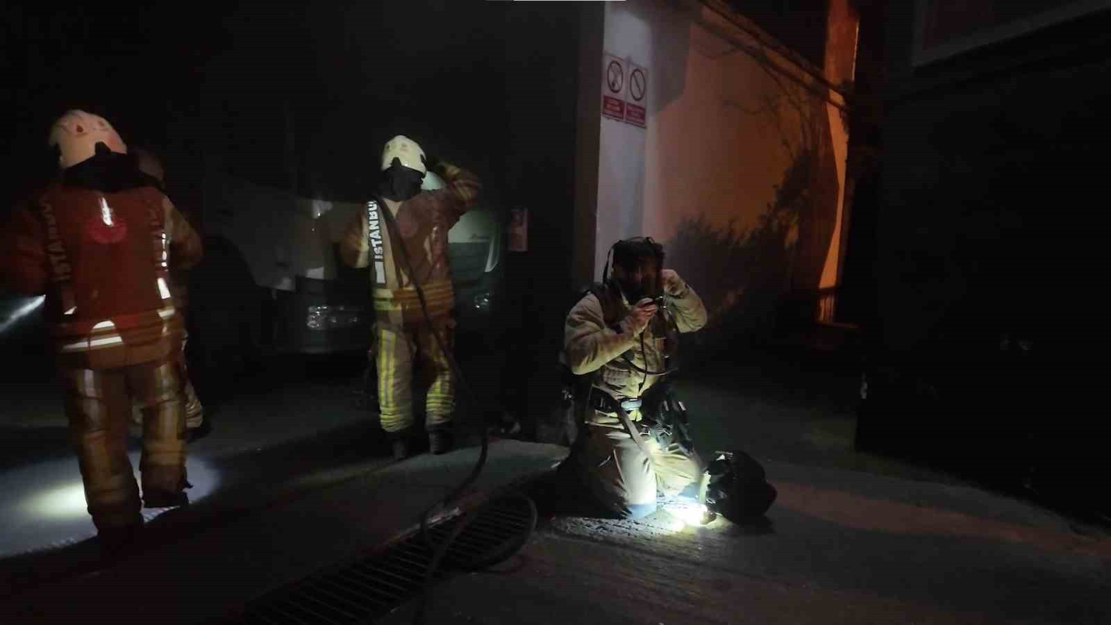 ÇEKMEKÖY ÇATALÇEŞME MAHALLESİ’NDE VATANDAŞLARIN YANIK KOKUSU ALMASI ÜZERİNE İTFAİYE EKİPLERİNE...