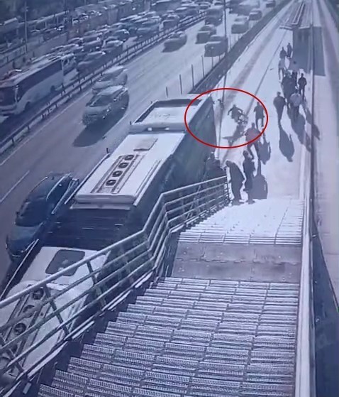 CEVİZLİBAĞ METROBÜS DURAĞINDA BEKLEYEN YÜRÜME ENGELLİ HÜSEYİN C. (57) TEKERLEKLİ SANDALYESİYLE...