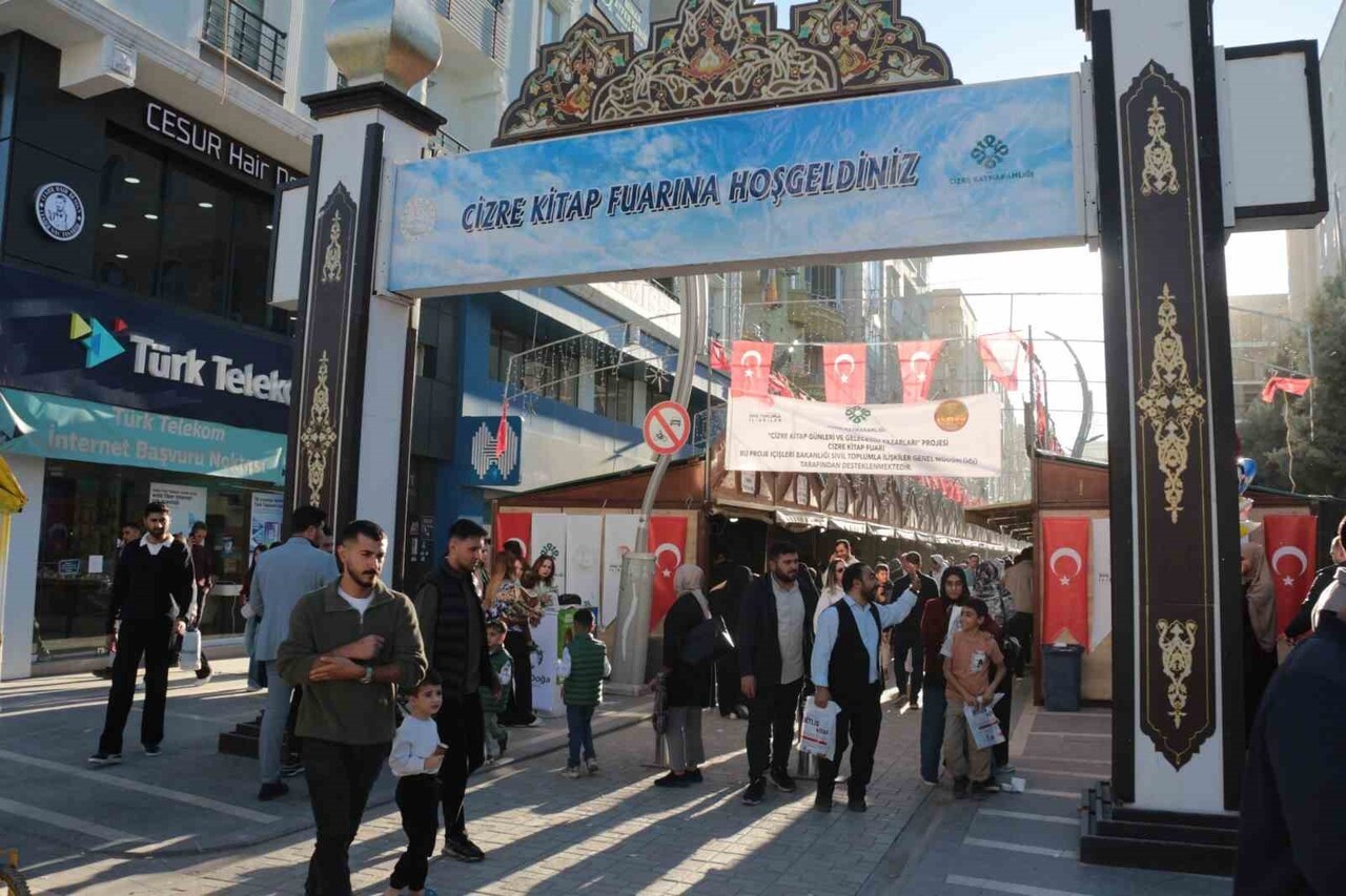 CİZRE KAYMAKAMLIĞININ BU YIL İKİNCİSİNİ DÜZENLEDİĞİ 120 YAYINEVİ VE BİRÇOK YAZARIN 80 STANTTA...