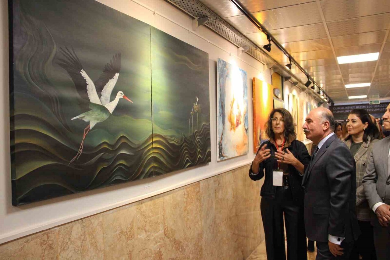 ÇORUM'DA DÜZENLENEN 7. GELENEKSEL KARMA RESİM SERGİSİNDE 47 SANATÇI TARAFINDAN YAPILAN 61 ESER...