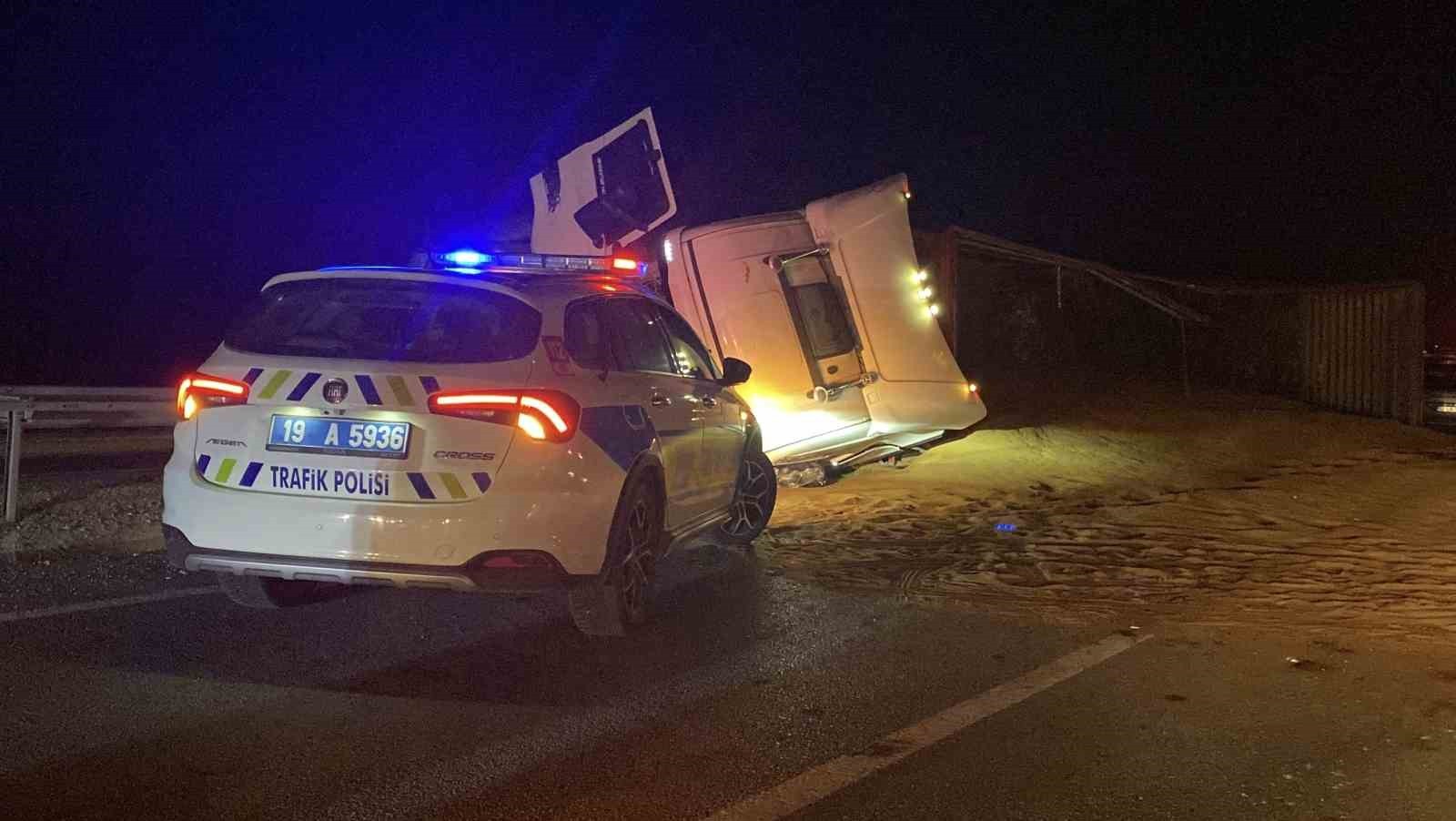 ÇORUM'DA YEM YÜKLÜ TIRIN DEVRİLMESİ NETİCESİNDE MEYDANA GELEN KAZADA SÜRÜCÜ YARALANDI.