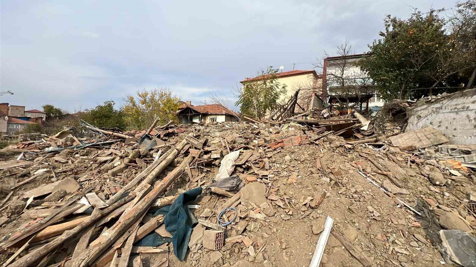 ÇORUM'UN SUNGURLU İLÇESİNDE İKİ KATLI METRUK EV ÇÖKTÜ. AFAD EKİPLERİNİN YAPTIĞI ÇALIŞMADA ENKAZ...