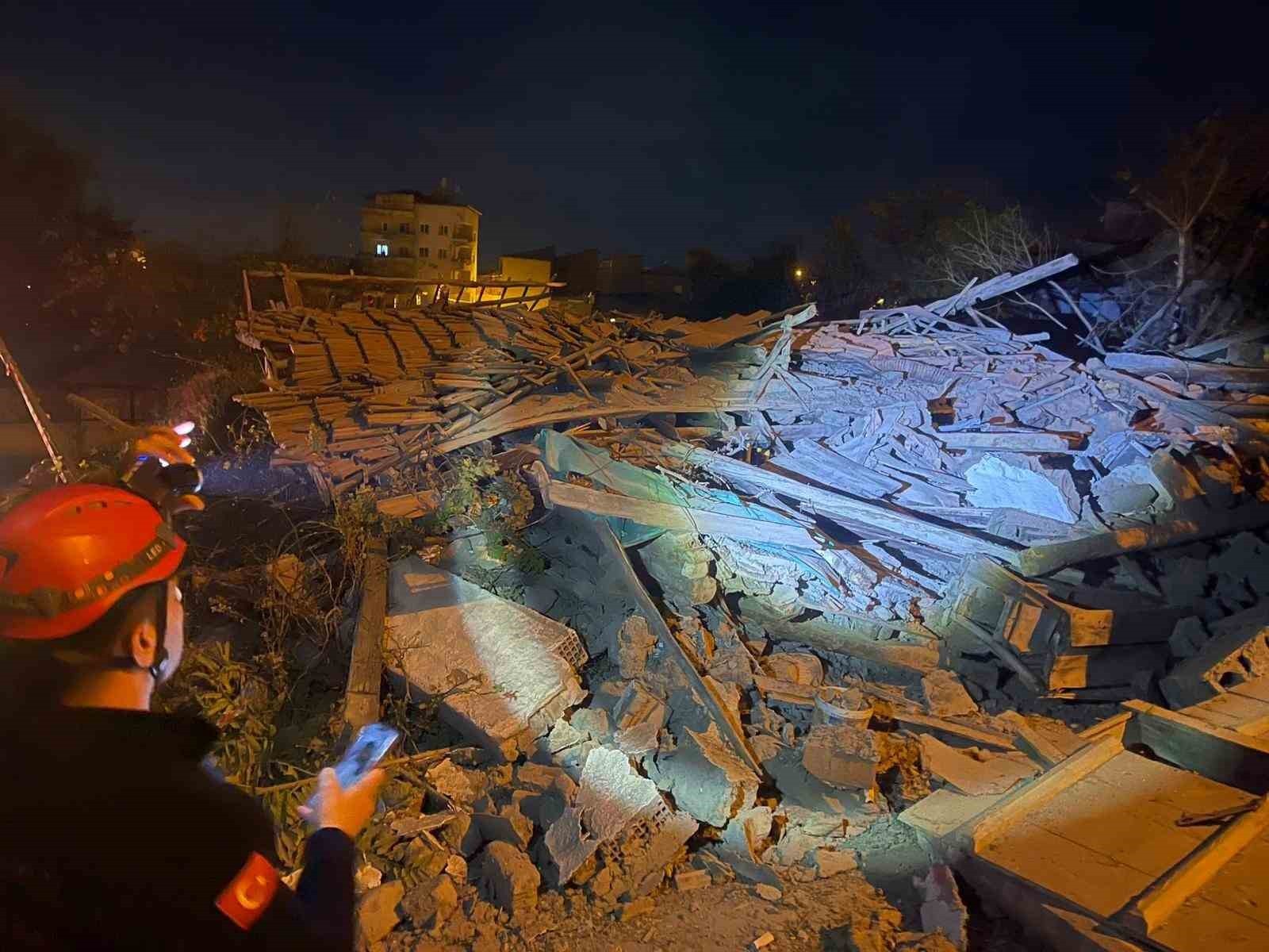 ÇORUM'UN SUNGURLU İLÇESİNDE İKİ KATLI METRUK EV ÇÖKTÜ. AFAD EKİPLERİNİN YAPTIĞI ÇALIŞMADA ENKAZ...