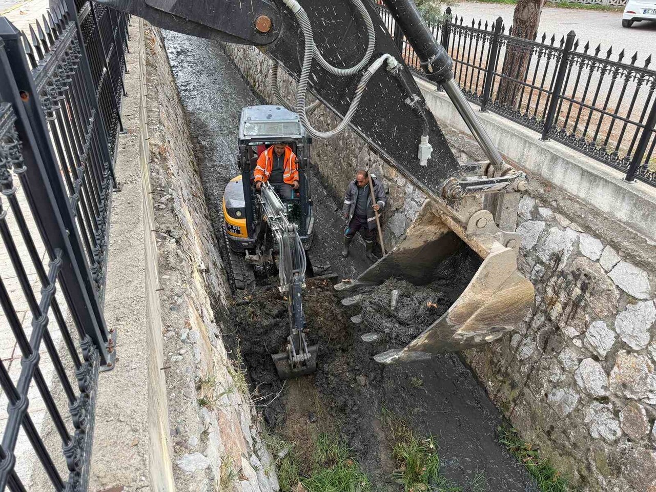 ÇORUM BELEDİYESİ EKİPLERİ, ÇEVRE VE İNSAN SAĞLIĞINI TEHDİT EDEN OLUMSUZLUKLARI ORTADAN KALDIRMAK...