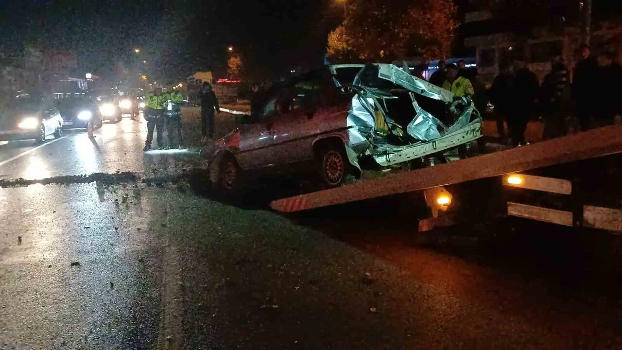 ÇORUM’DA TIR İLE OTOMOBİLİN ÇARPIŞMASI NETİCESİNDE MEYDANA GELEN KAZADA 1 KİŞİ...