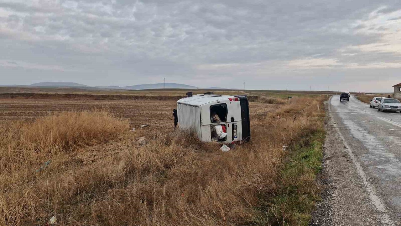 ÇORUM’UN ALACA İLÇESİNDE SÜRÜCÜSÜNÜN DİREKSİYON HAKİMİYETİNİ KAYBETTİĞİ MİNİBÜSÜN TARLAYA...