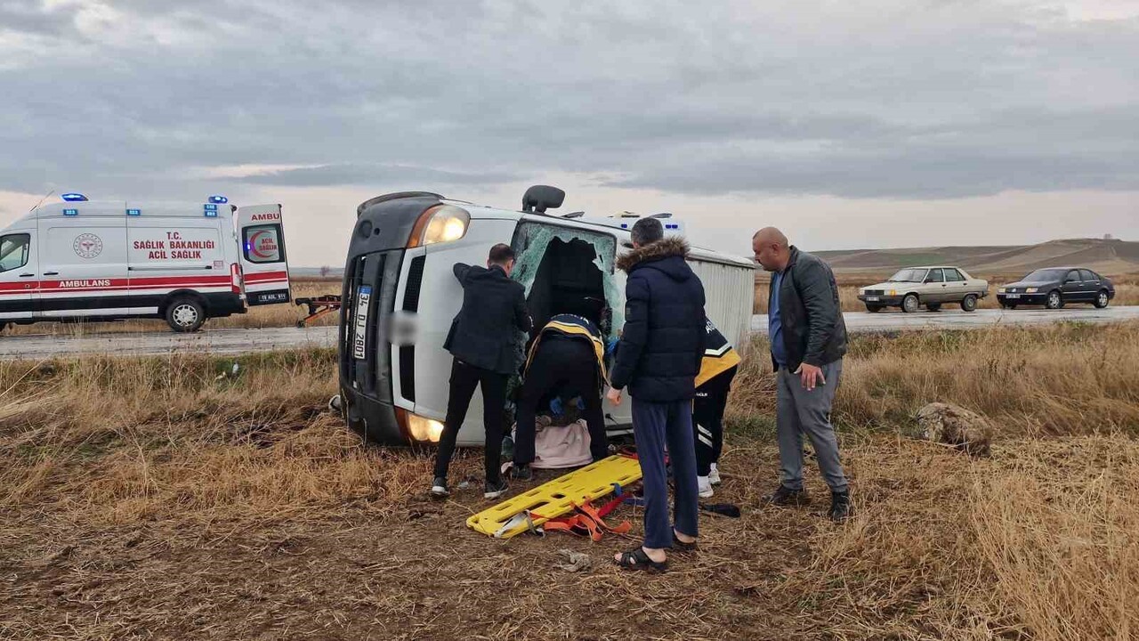 ÇORUM’UN ALACA İLÇESİNDE SÜRÜCÜSÜNÜN DİREKSİYON HAKİMİYETİNİ KAYBETTİĞİ MİNİBÜSÜN TARLAYA...